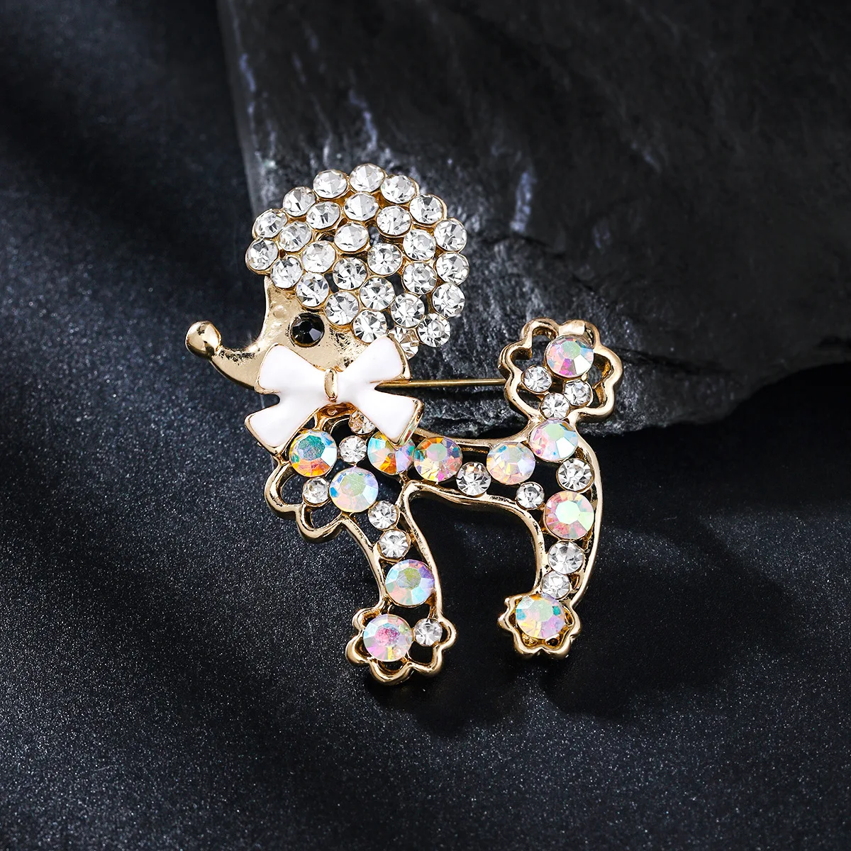 Fashionable puppy brooch with simple and niche design, alloy inlaid diamonds, animal clothing jacket, accessory pin
