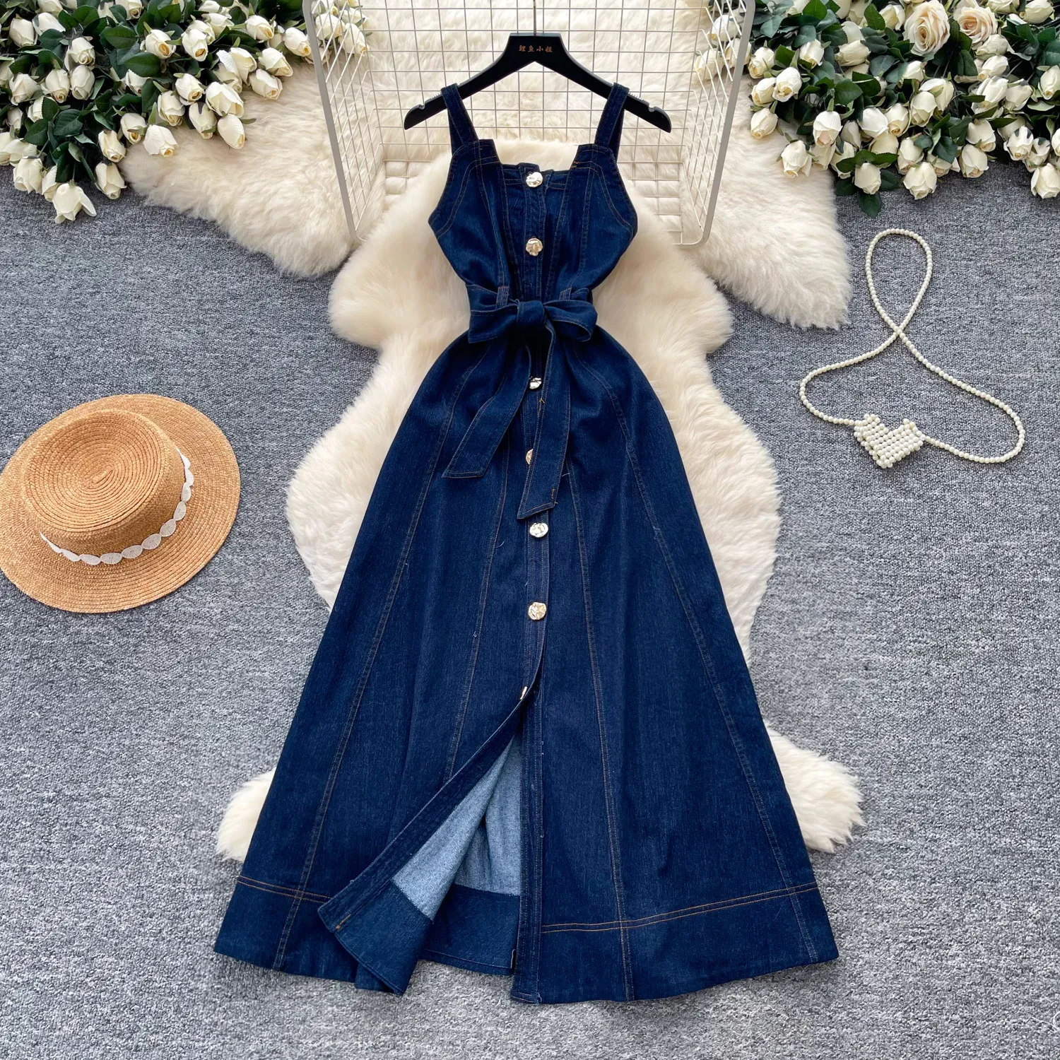 Damen-Jeanskleider: Einfarbiges Kleid mit Knopfleiste, Schnürung, Camisole, eckigem Ausschnitt, ärmellos, tailliert, lässig, locker geschnitten – Sommer 2026