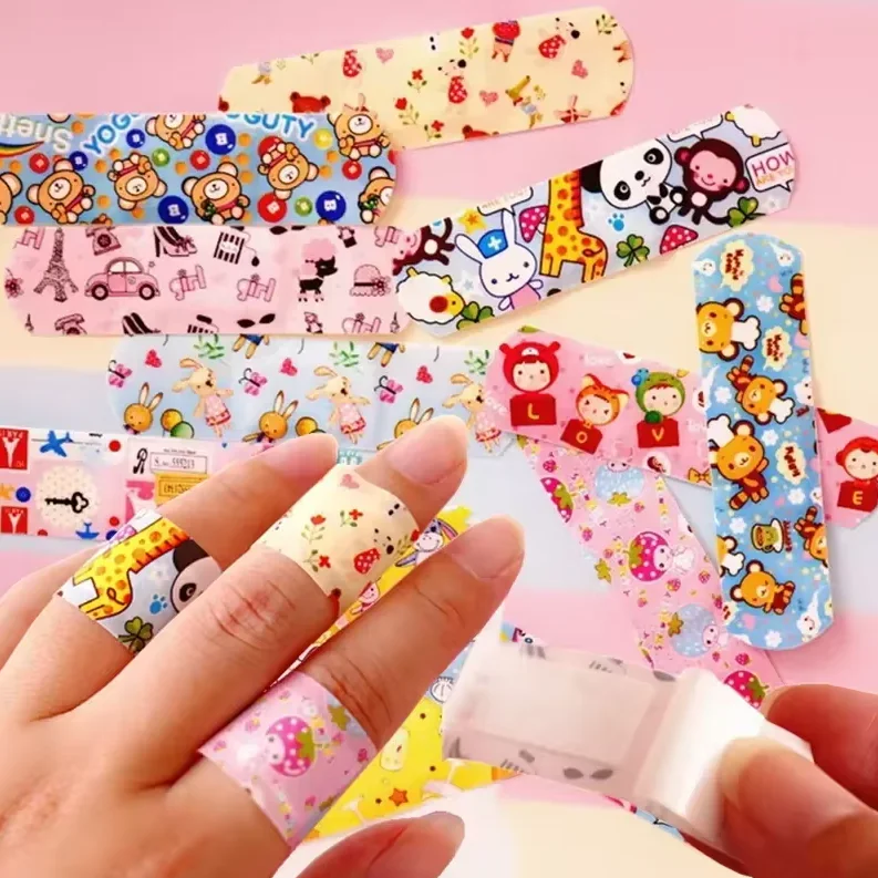 Adesivo Gesso Bandage Patches, Tiras de ferida impermeáveis, Bandaids Kawaii bonitos, Desenhos animados modelados, Kit de emergência, 100pcs por lote