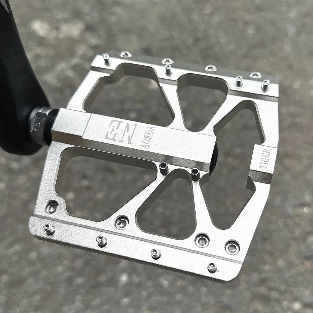 

Универсальные плоские педали для горного велосипеда из алюминиевого сплава с тремя подшипниками, противоскользящие, аксессуары для велосипедов.