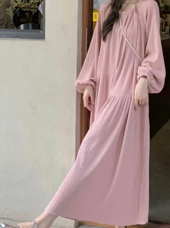 핑크 롱 루즈 여성 드레스 한국 스타일 세련된 비대칭 디자인 라운드 넥 주름 질감 A라인 스커트 출퇴근복