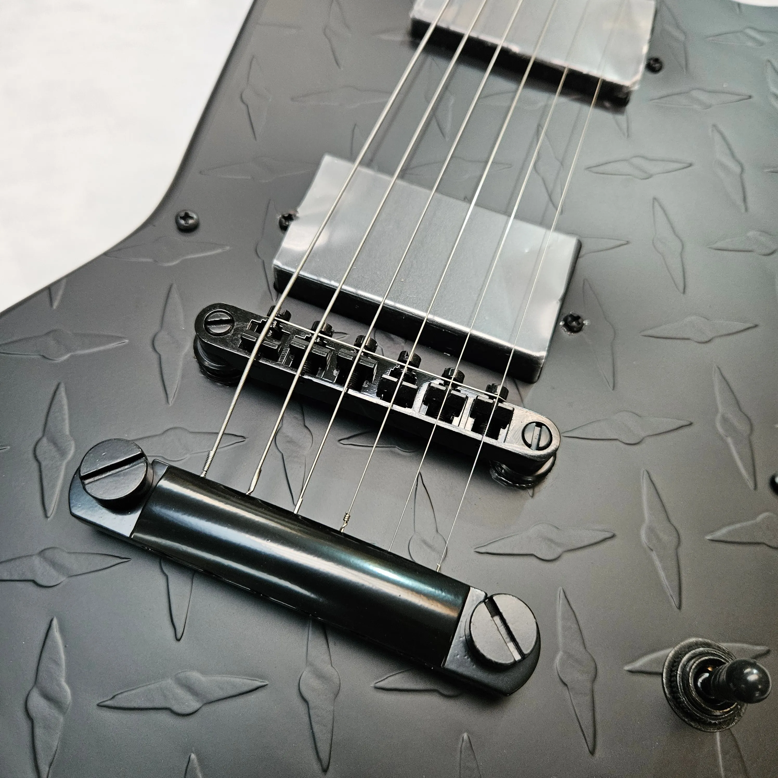 Black Diamond Plate V Electric Guitar, Passive Pickups, 22 Frets, Fixed Bridge, Thrash Metal Style, Gift for Guitarists
