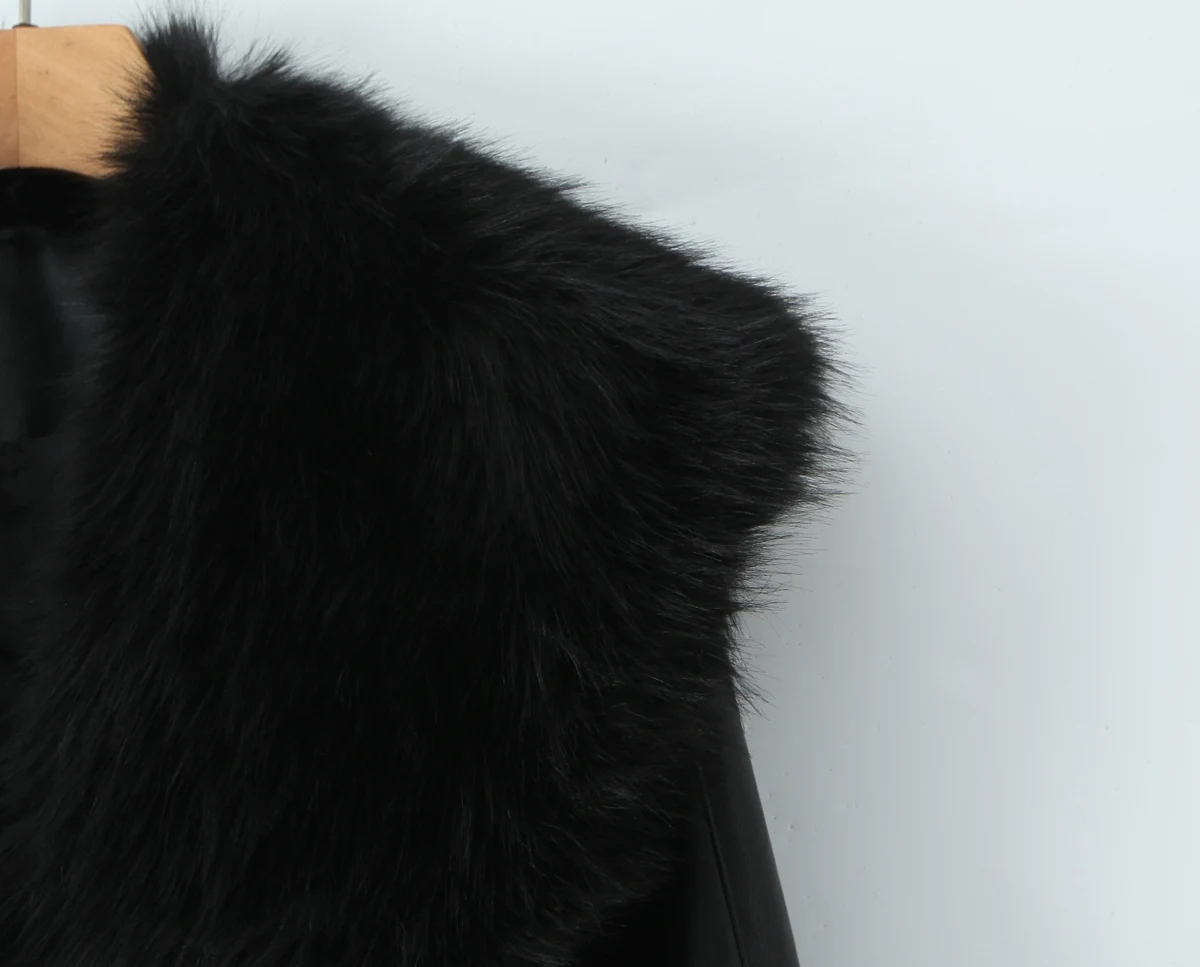 2025 موضة المرأة كبيرة فو الفراء التلبيب طوق سترة بولي يوريثان مثير الصليب جلد حتى سليم الظهر الخصر معطف جلد المحاصيل ملابس خارجية أسود