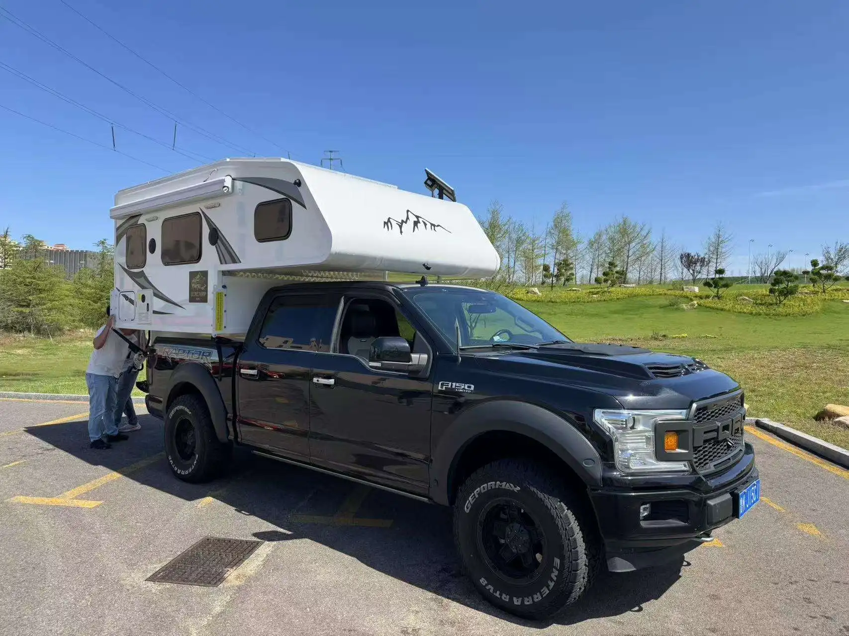 Hard Roof Waterproof Pickup Truck Camper Travel Trailers with Kitchen for Outdoor Adventure