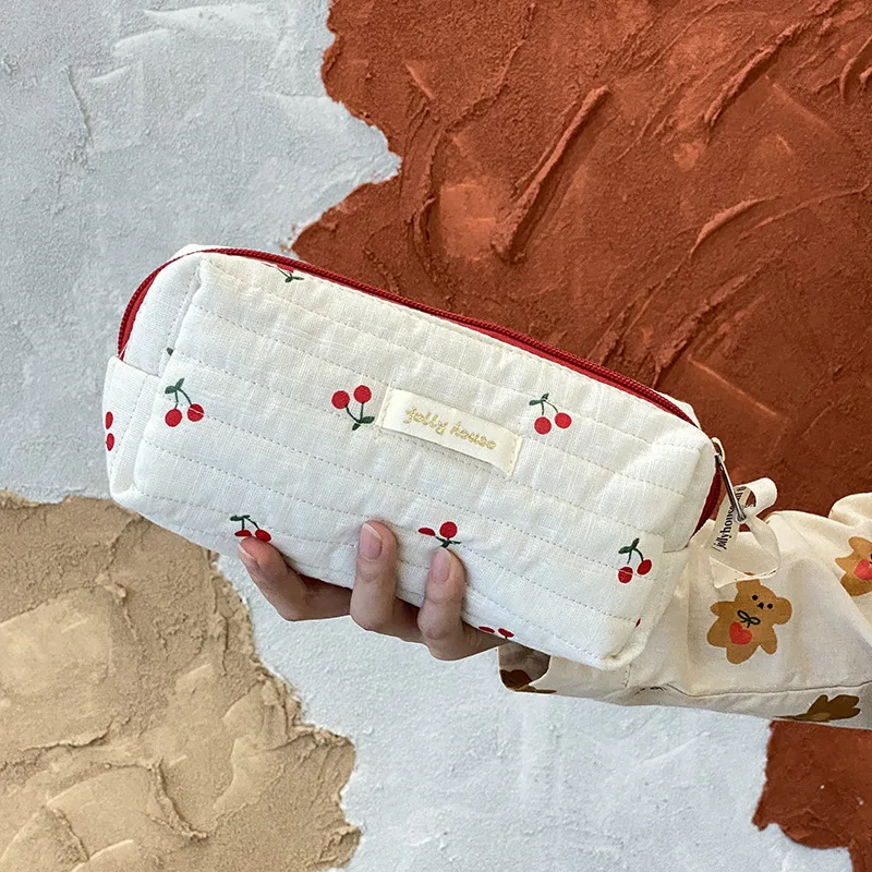 حقيبة نسائية كوميتية مطرزة بالكرز الكوري حقيبة أدوات الزينة العصرية حقيبة مكياج أساسيات السفر حقيبة تخزين متعددة الوظائف