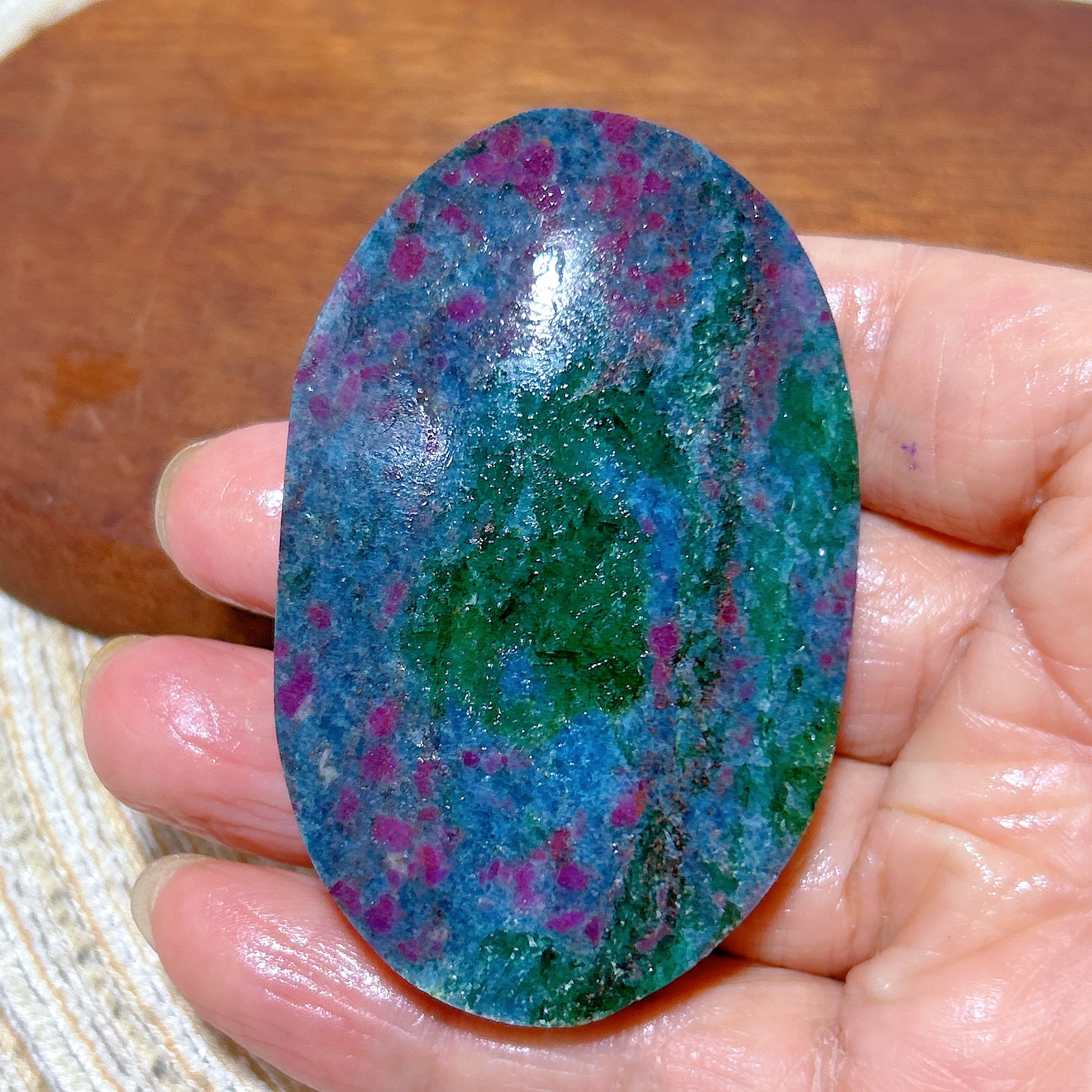 Healing Natural Crystal Ruby Kyanite Sphere UV Light Reactive Ball Fluorescence Stone Energy Ornament Home Decorations Gift