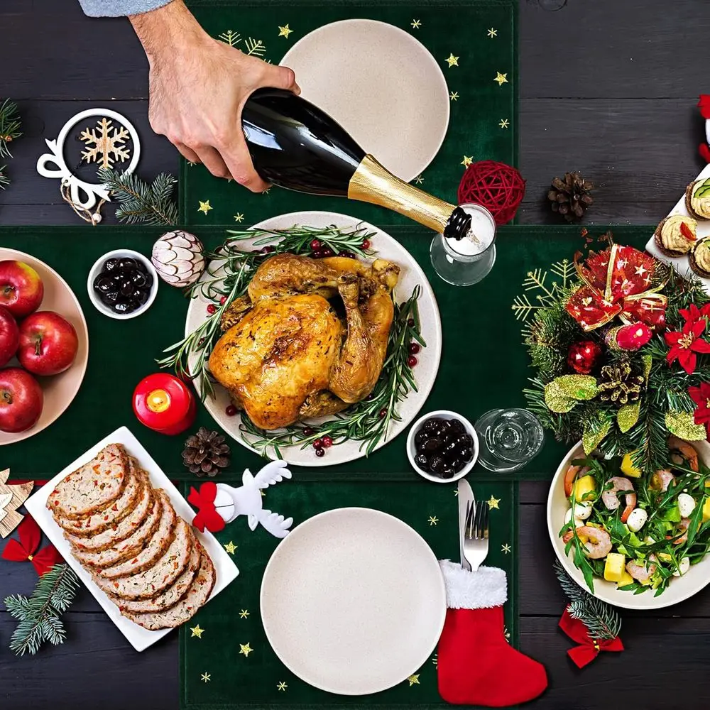 مجموعة مفارش ومفارش طاولة مخملية أنيقة مطرزة باللونين الأخضر والذهبي على شكل أوراق هولي لعيد الميلاد، مقاس 10 × 72 بوصة لديكور الطعام الاحتفالي