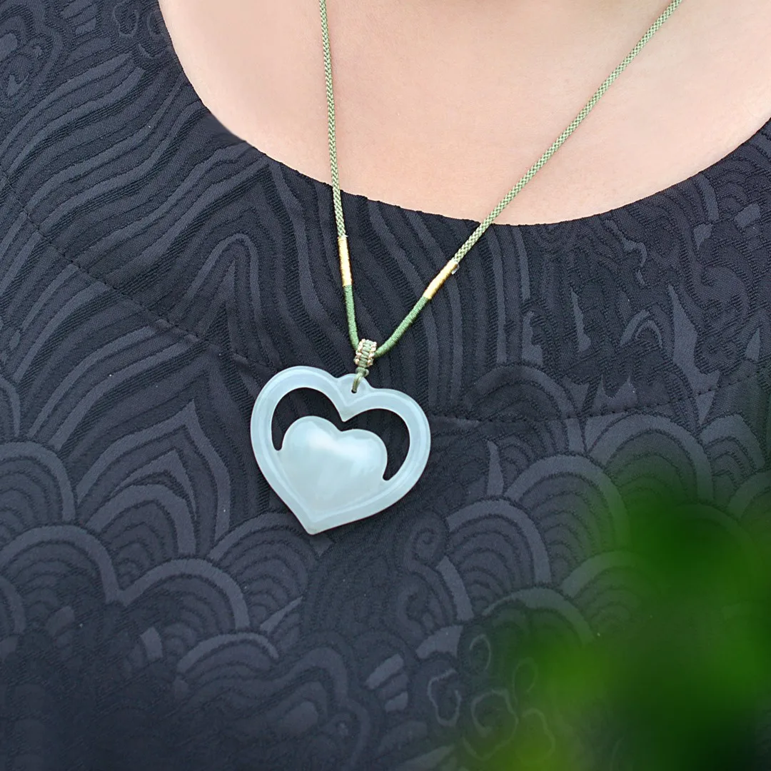 

Натуральный и изысканный кулон в форме сердца из нефрита Тяньшань для семьи и друзей в качестве фестивального подарка.