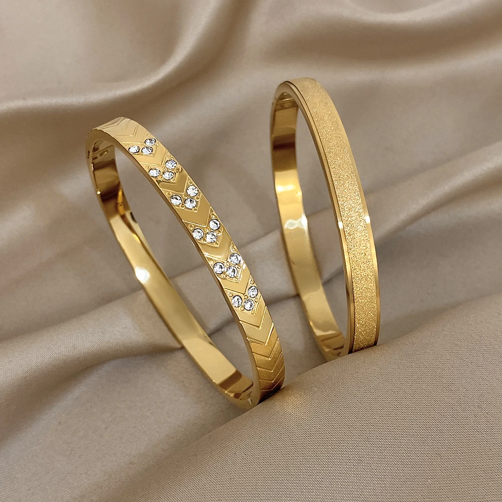 Greatera Exquisite 18K vergoldete mattierte Edelstahl-Armreifen für Frauen, wasserdichtes Pfeil-Strass-Armband, Party-Schmuck