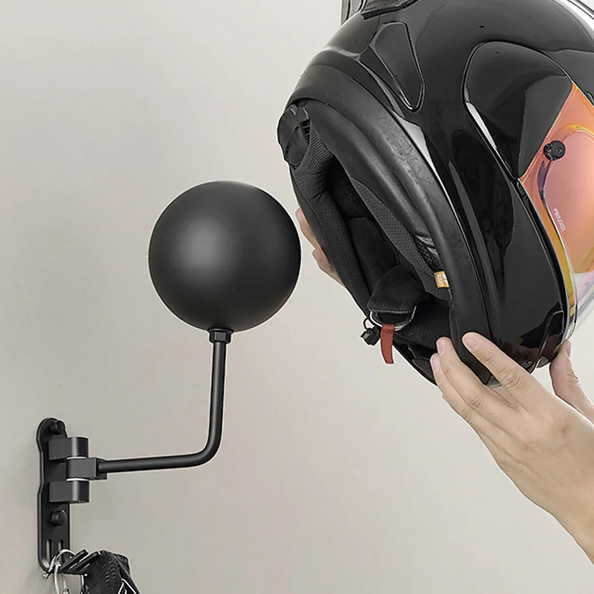 Wandmontierte Motorradhelmhalterung 180 ° Drehbarer Fahrradhelm-Halter mit 2 Haken für Kappen und Helme – Detail 1