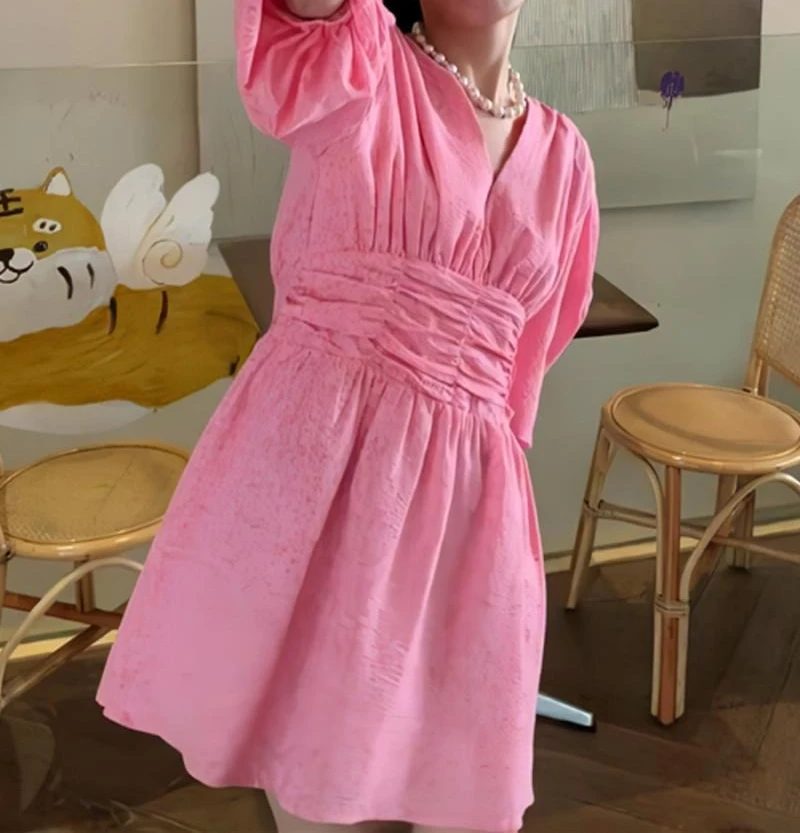 Francuska letnia sukienka w kwiaty w stylu retro z bufiastymi rękawami, dekoltem w szpic, elastyczną talią i krótką spódniczką z falbankami