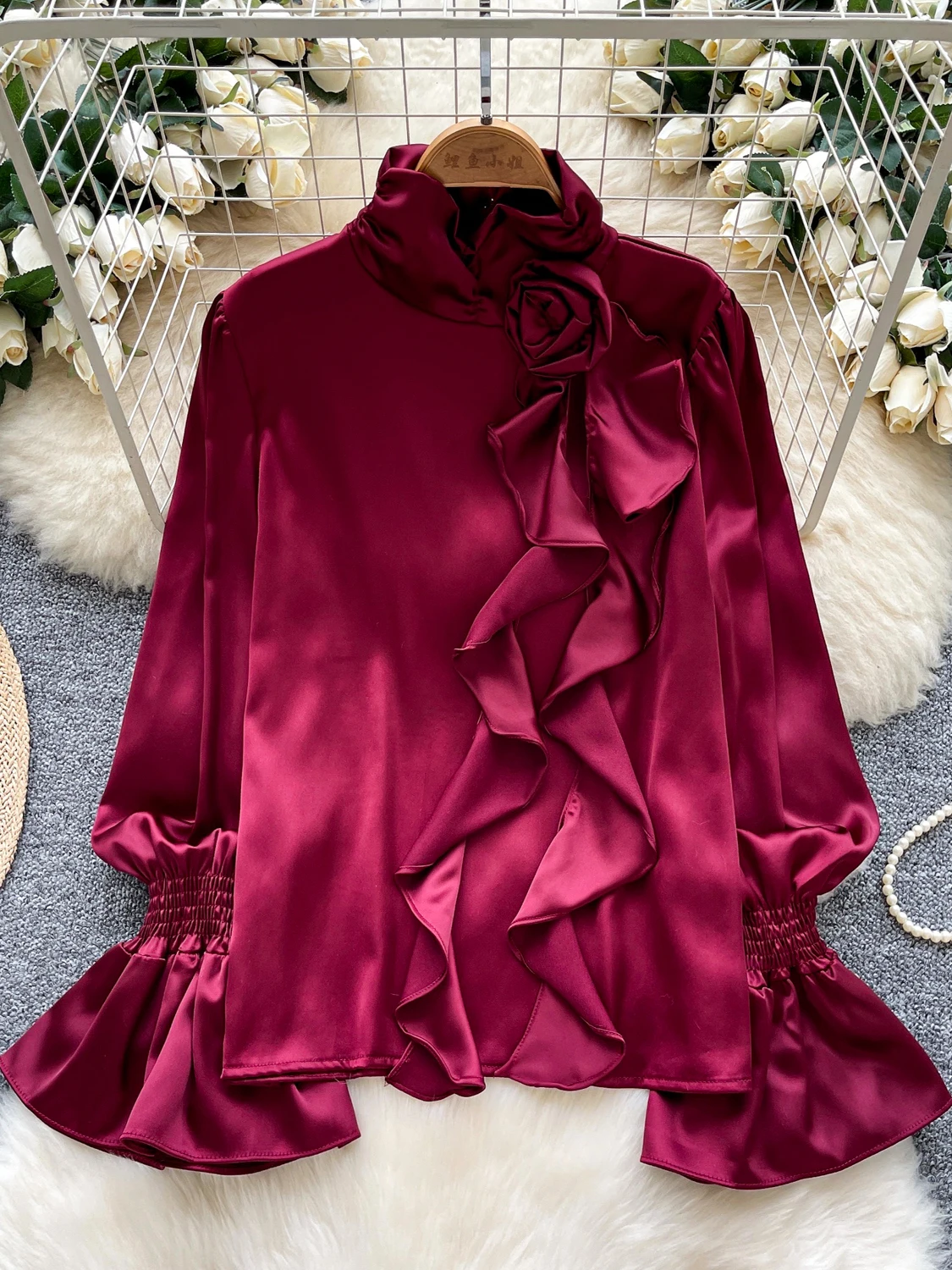 

Новинка 2026, осенняя женская рубашка с воротником-стойкой и расклешенными рукавами, 3D цветочные украшения, оборки, лоскутная однотонная атласная рубашка, топы