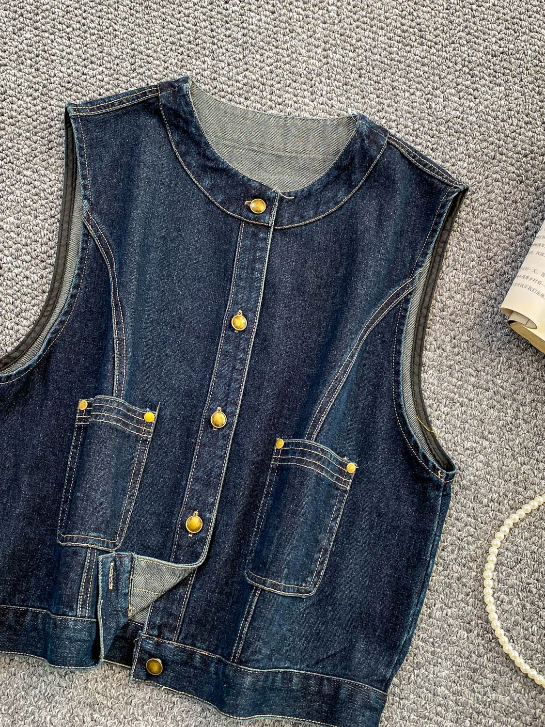 เสื้อกั๊กยีนส์ย้อนยุคสีซีดสำหรับผู้หญิง ทรงกลม คอกลม สายเดี่ยว สีน้ำเงินเมทัลลิก ทรงเข้ารูป ดีไซน์ทันสมัย เหมาะสำหรับใส่ทำงาน แฟชั่นทันสมัย ทรงปกติ...