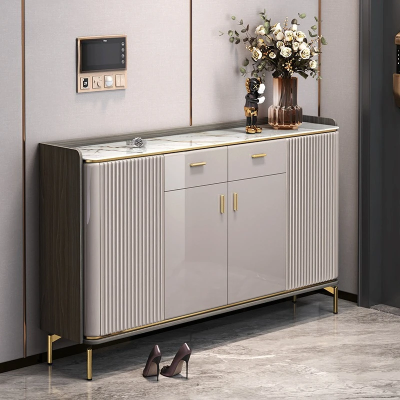 

Легкий роскошный шкаф для обуви большой емкости из каменной плиты. Современный встроенный дверной шкаф у стены.