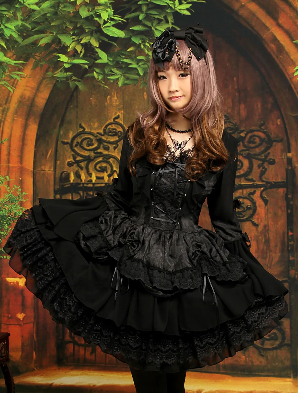 Robe gothique noire Lolita une pièce, manches longues, couches à lacets, garniture en dentelle