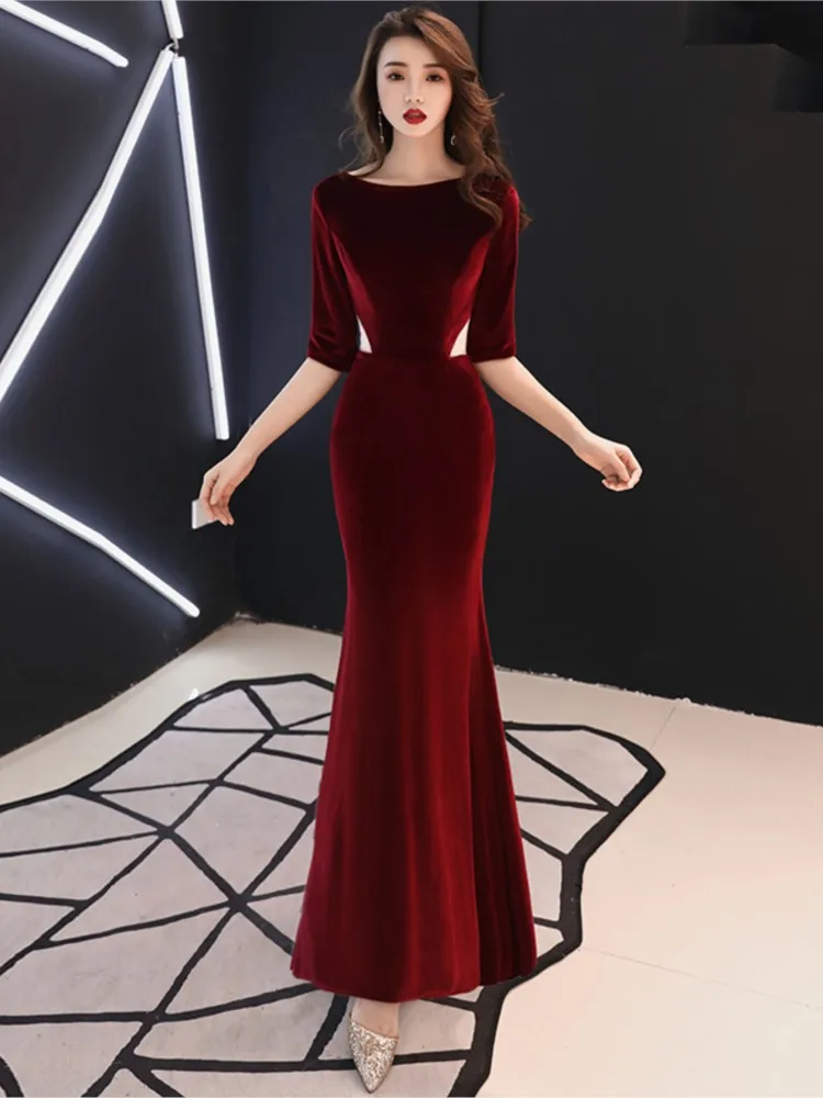 Um vestido de noiva vermelho para o banquete da Vovó e Velvet Mom com rabo de peixe