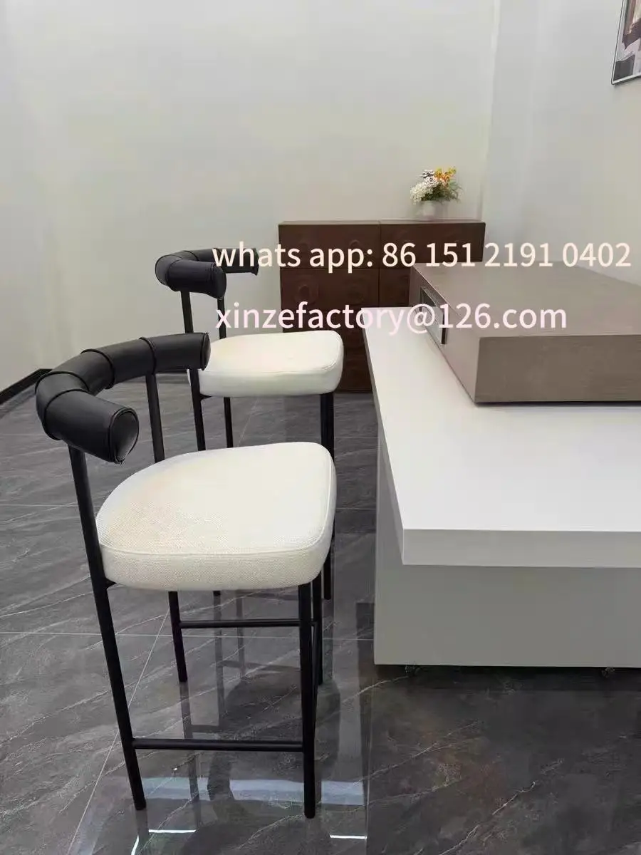 

Customizable minimalistyczne stołki barowe z skórzanym oparciem i metalową ramą, tapicerowane aksamitem krzesła do wy