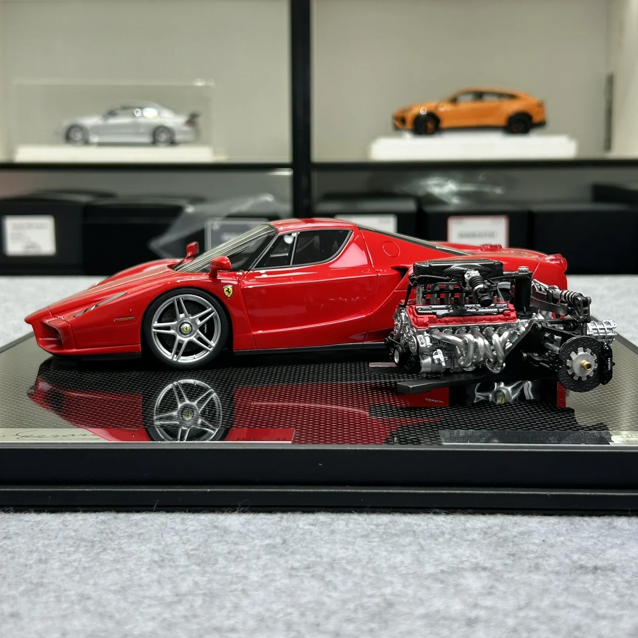 Modelos generales 1:18 Enzo 2002 viene con simulación de motor, edición limitada, modelo de coche estático de Metal de resina, juguete para regalo