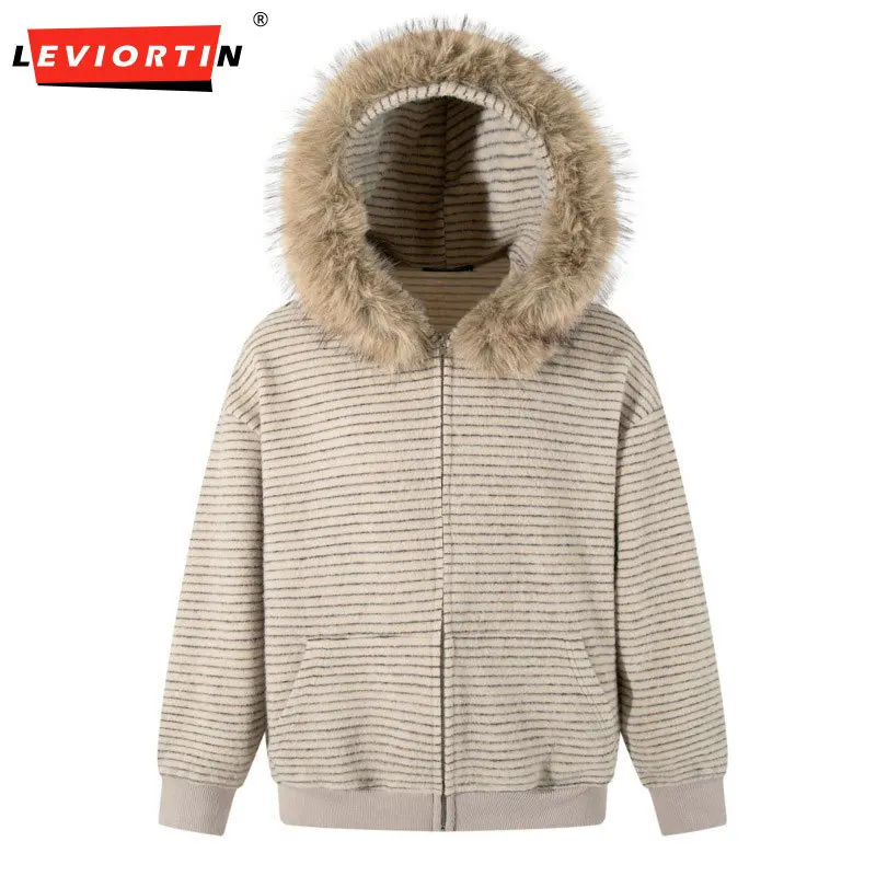 سترة زوجين فضفاضة غير رسمية لخريف وشتاء 2025 سترة أمريكية كلاسيكية قابلة للفصل بياقة كبيرة من الفرو سترة بقلنسوة مخططة