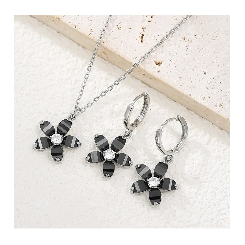 

Necklace Creative Black Glazed Flower Necklace Advanced Sense Shiny Glazed Petal Zircon Inlaid Commuter Simple Necklace