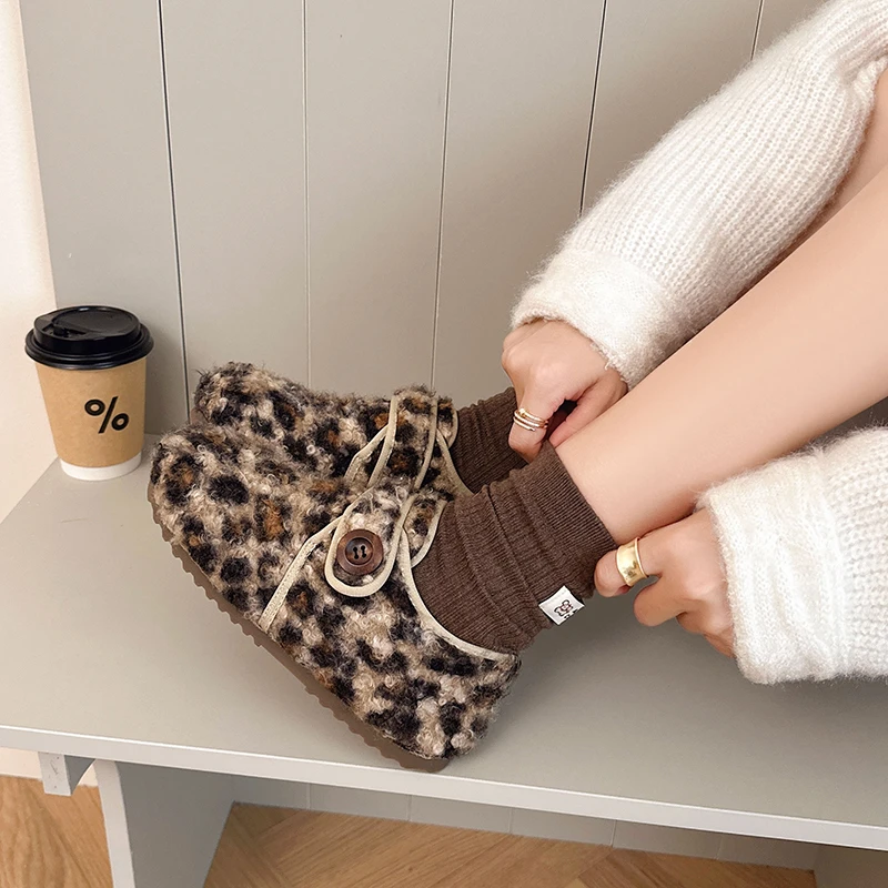 حذاء مسطح من جلد الغزال بنعل ناعم غير قابل للانزلاق موضة 2025 بمقدمة مستديرة وفم عميق على شكل الفهد حذاء منخفض