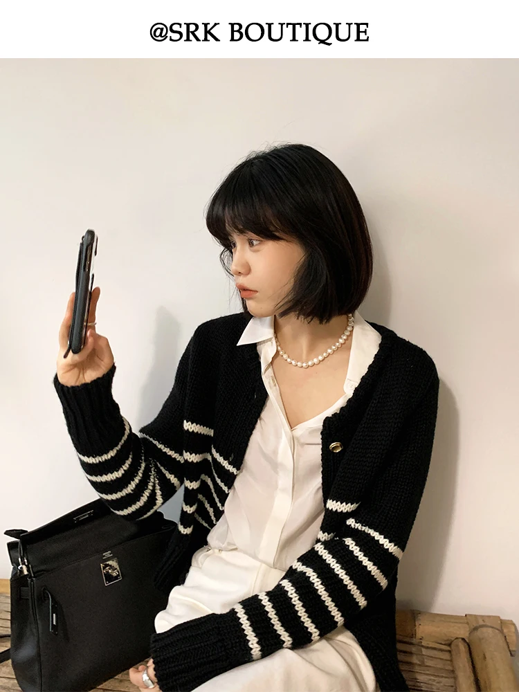 

SRK Classic Versatile Bla White Striped Woolen Knitted Sweater Women's Slimming Cardigan Outerwear Spring 2024 New Sle