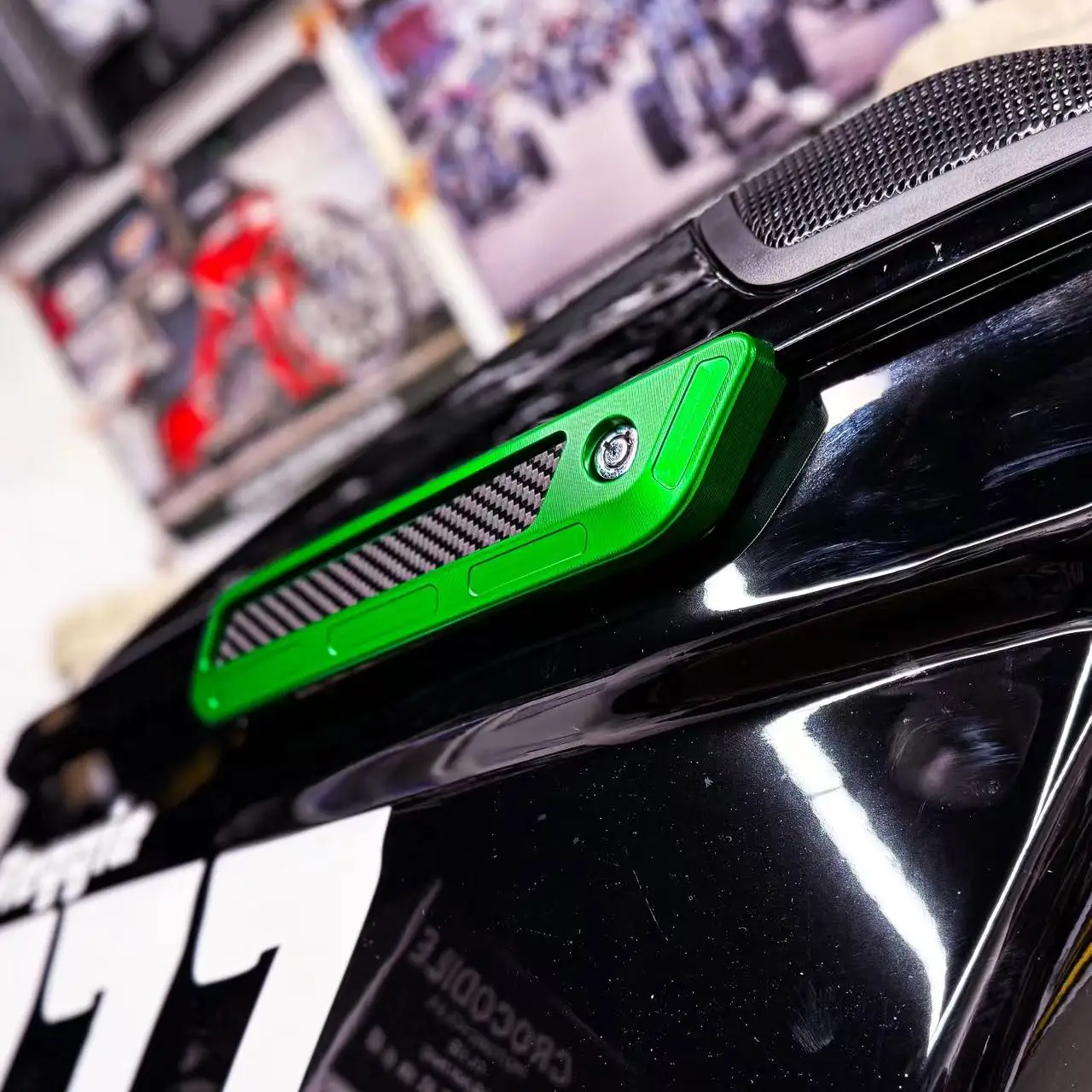 Moto Colorato di Alluminio di CNC T6061 Bisaccia Cerniera Coperture di Chiusura e Riflettore In Fibra di Carbonio per Road King Special FLHRXS 2017-2024