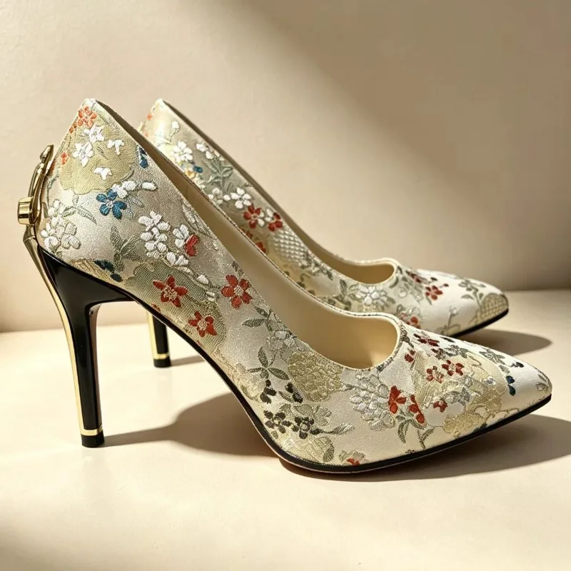 Zapatos de tacón alto con bordados florales y detalles dorados, para mujer, talla grande 43, ideales para fiestas y bodas, con tacón de aguja, elegantes y con punta afilada.