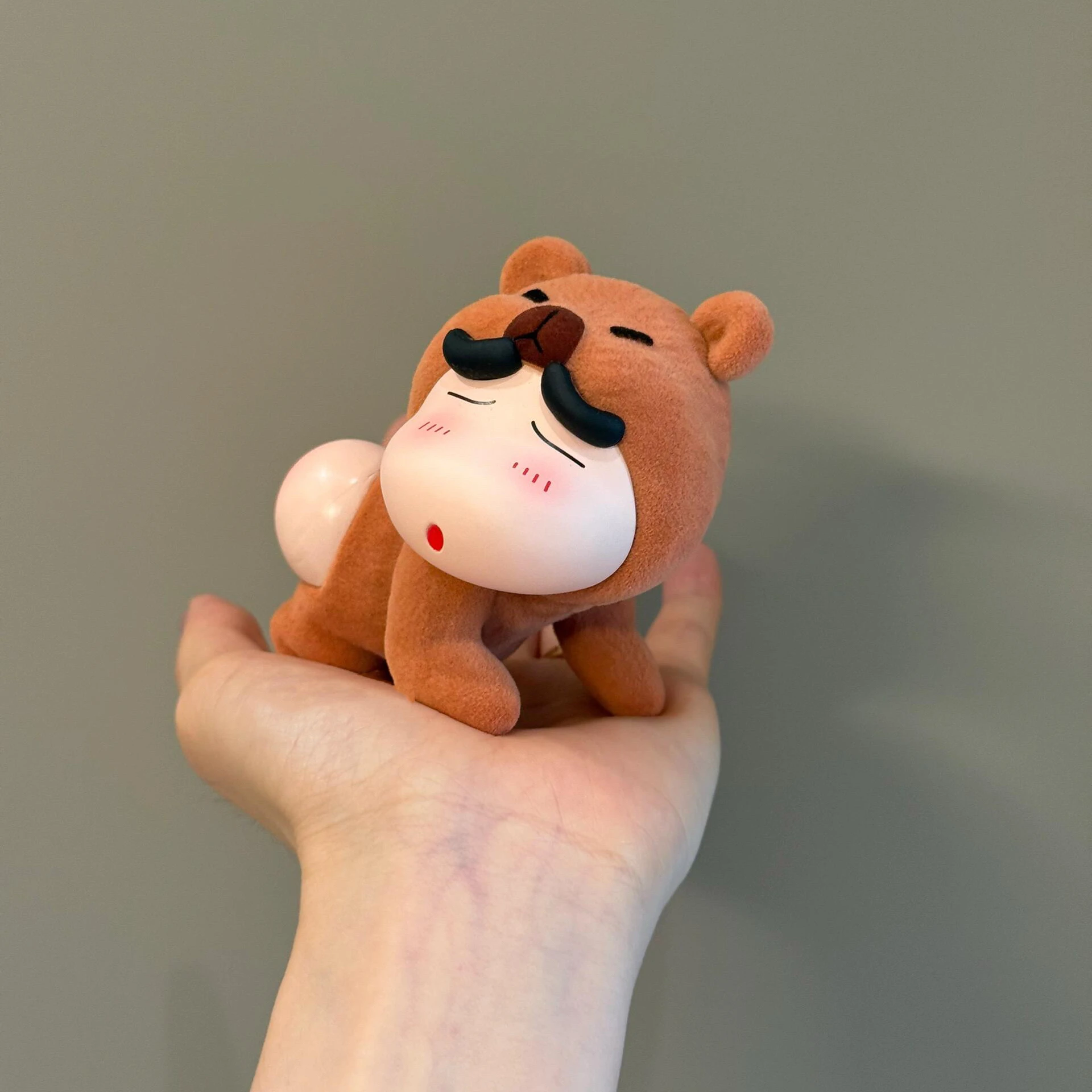 تمثال دب كرايون شينتشان اللطيف ذو المؤخرة الفروية، لعبة ديكور منزلي عصرية، هدية إبداعية من مادة البي في سي، مناسبة للأعمار 4... #1