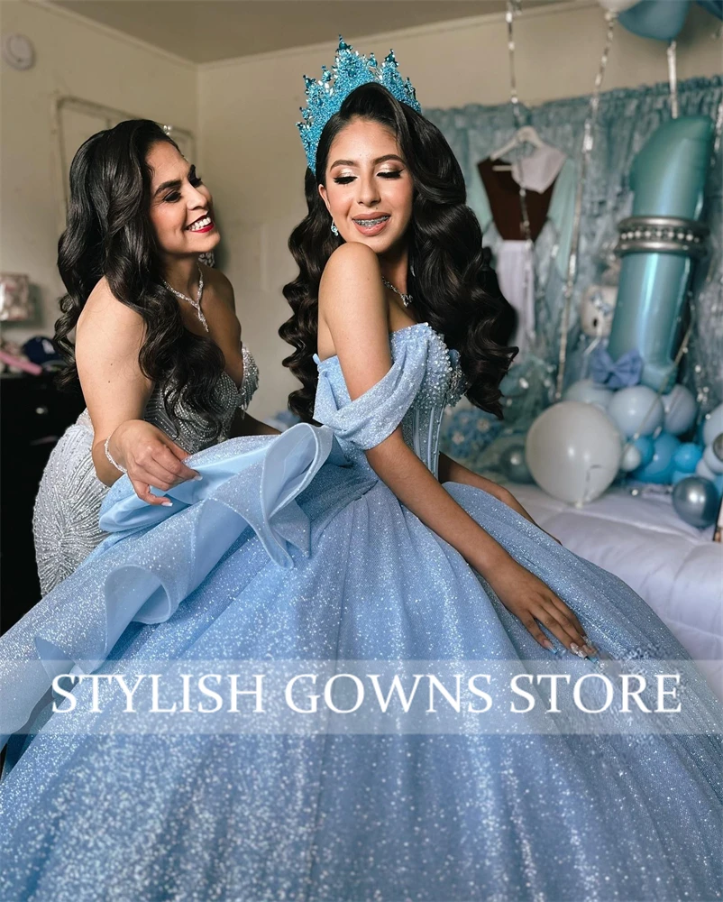 スカイブルー オフショルダー 15 歳 ボールガウン プリーツ チュール レースアップ チャペル トレイン فساتين سهرة カスタマイズされたプラスサイズ