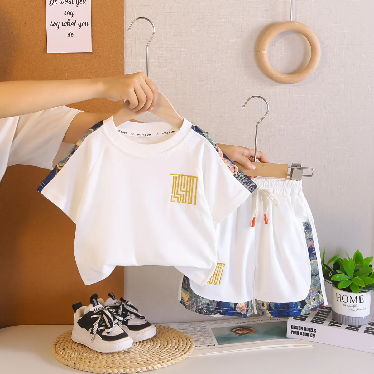 

Летняя одежда для малышей, детская одежда 2026, корейский повседневный комплект из футболки с коротким рукавом и шорт, 2 предмета, костюм для мальчиков, для младенцев
