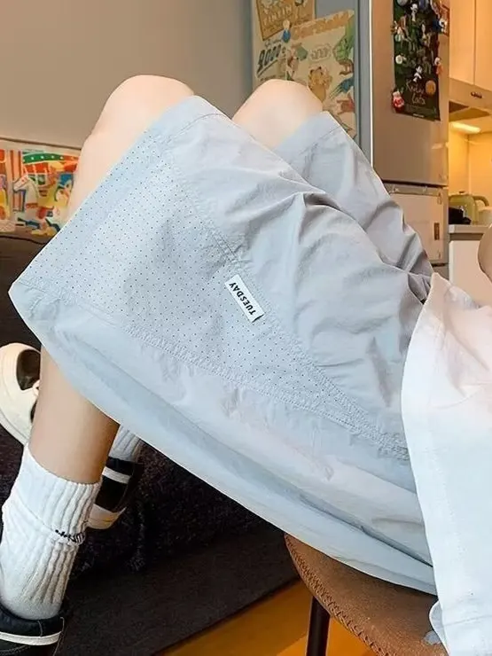 شورت رجالي صيفي من قماش الحرير الجليدي سريع الجفاف، شورت رياضي فضفاض للشاطئ وكرة السلة، أسلوب شبابي عصري