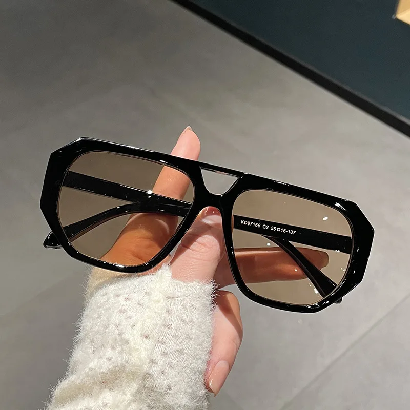 Neue Vintage-Sonnenbrille für Damen und Herren, Quadratischer PC-Rahmen, Sonnenbrillen mit Spezialform, Retro-Shades, Modische Sonnenbrillen ﻿ für Männer