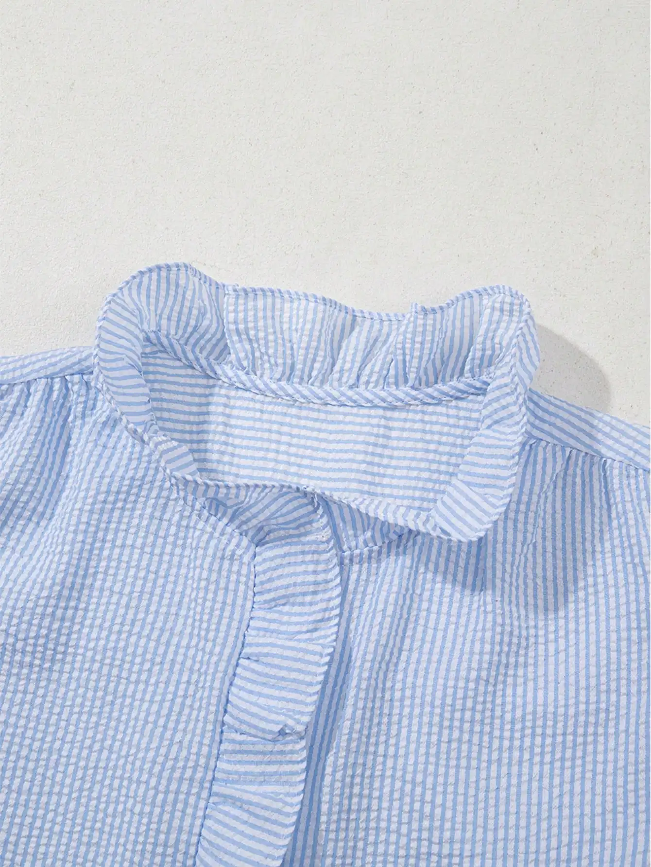 Camisa informal de verano con cuello con volantes y mangas abullonadas a rayas azules y blancas