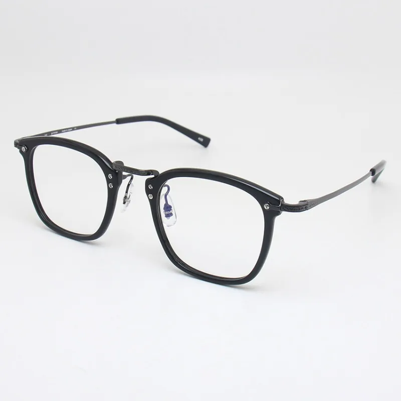 

Men Pure Titanium Glasses Frames Can Pair Them with Fashionable and Trendy Medium-gold Glasses Frames and Full-frame Glasses