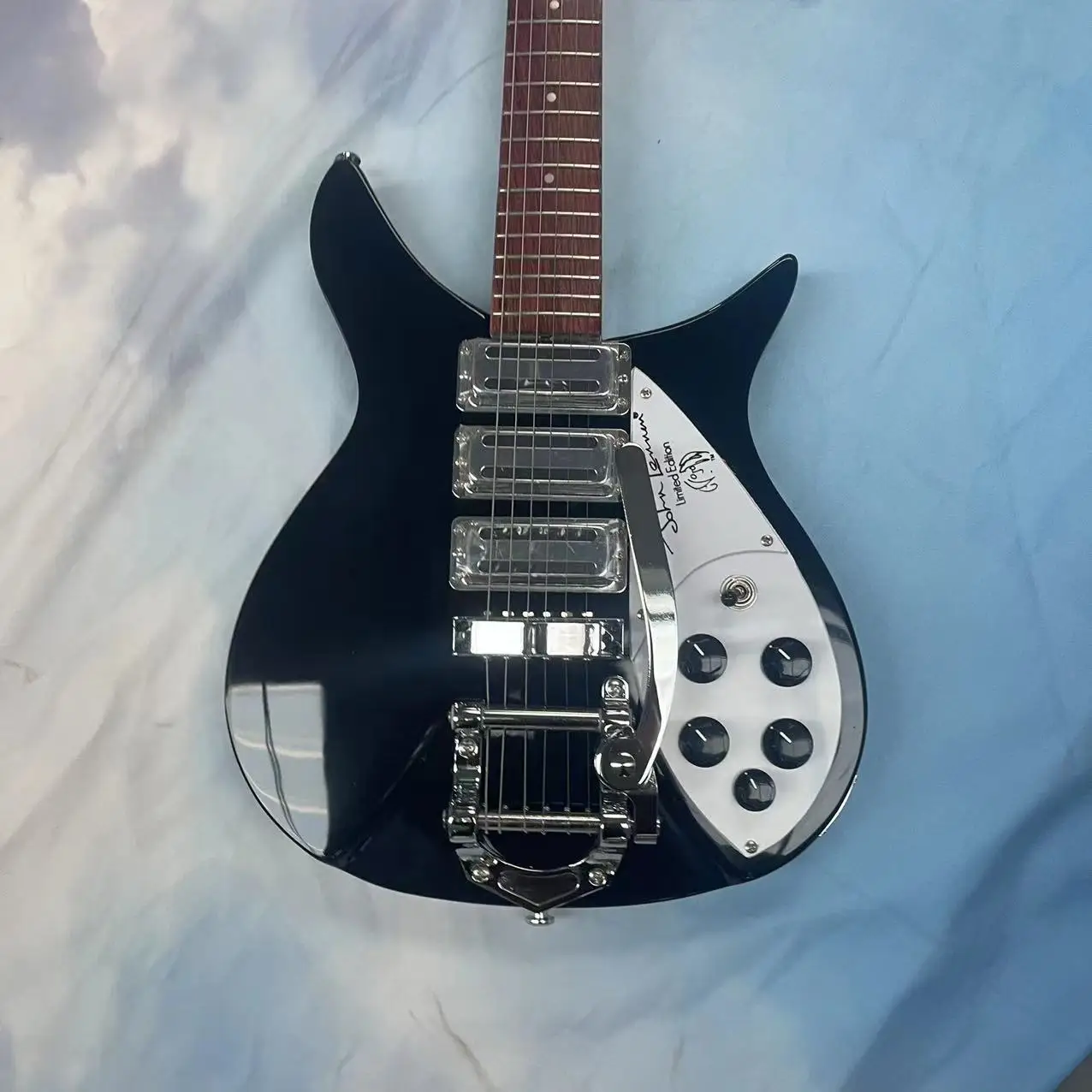 Rickenbacker electric guitar 6-string integrated electric guitar, black body, white protective plate, high gloss, rose wood fing