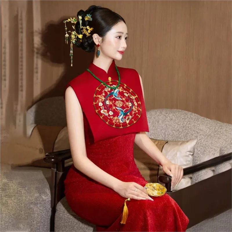 

New Chinese-style red cheongsam with a refined and elegant toasting style traditional Chinese embroidery