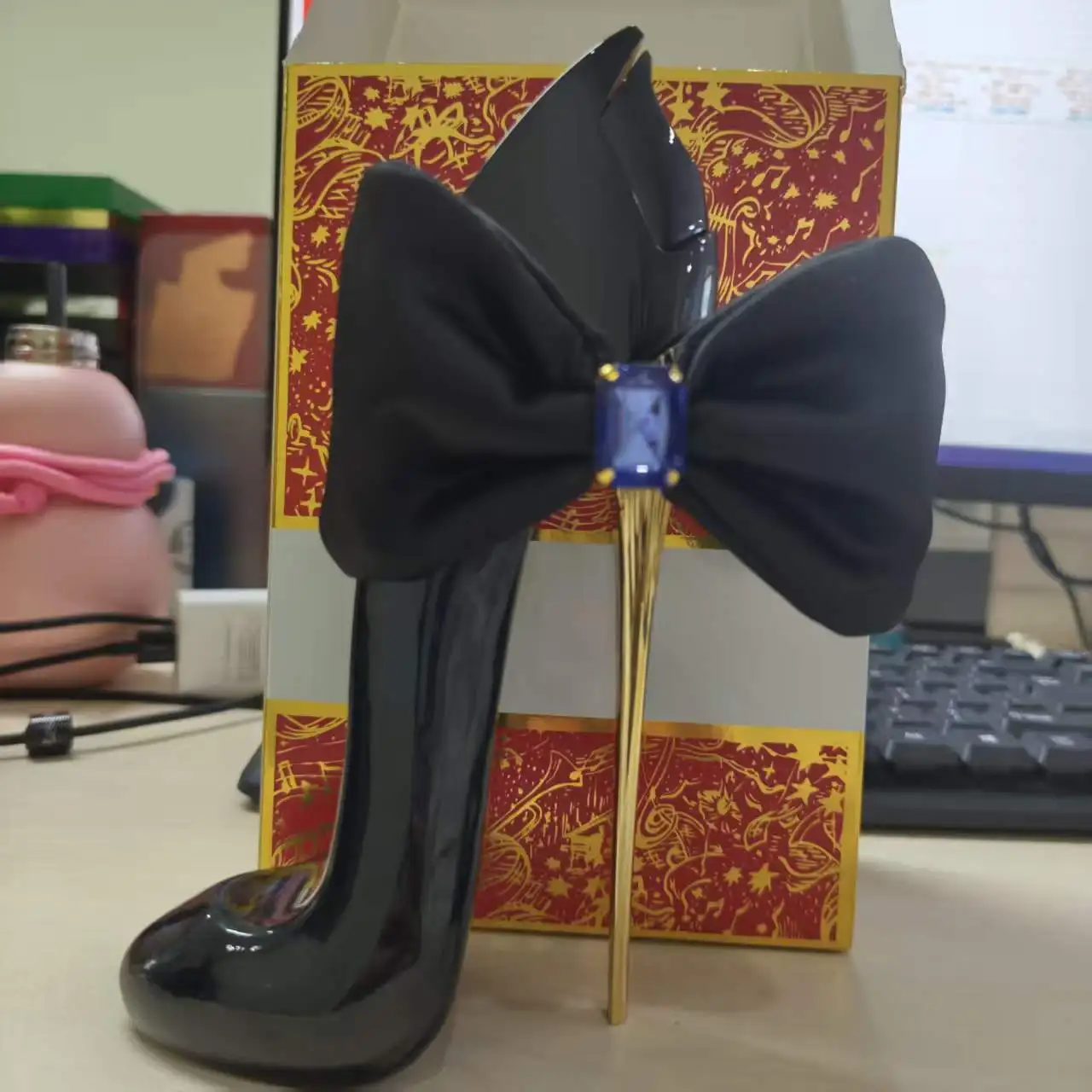 

Ca.rolina he'r'era high-heeled shoes perfume, black bright bottle body and velvet bow, perfect gift