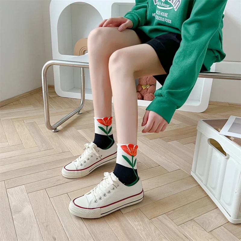 Calcetines de estilo coreano japonés para mujer, medias con dibujos de tulipanes, flores, ropa de calle, Skate, Harajuku, Kawaii, otoño