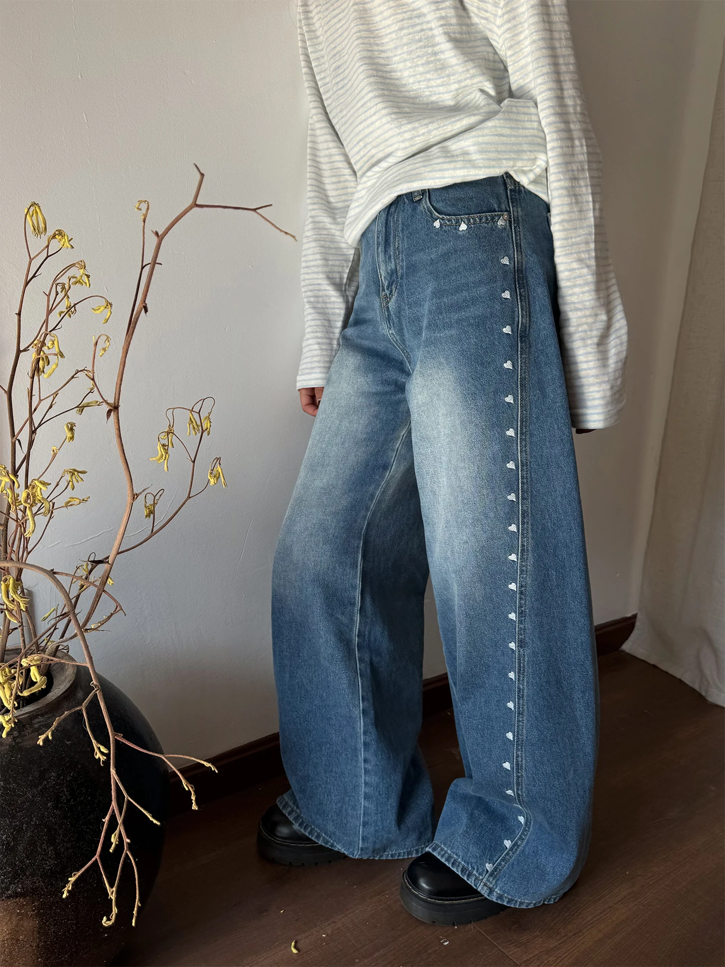 

Джинсы NIDEBLA в корейском стиле с высокой талией, женские, свободные, широкие, в пол, с нашивками, вышивкой в виде сердца, с эффектом потертости