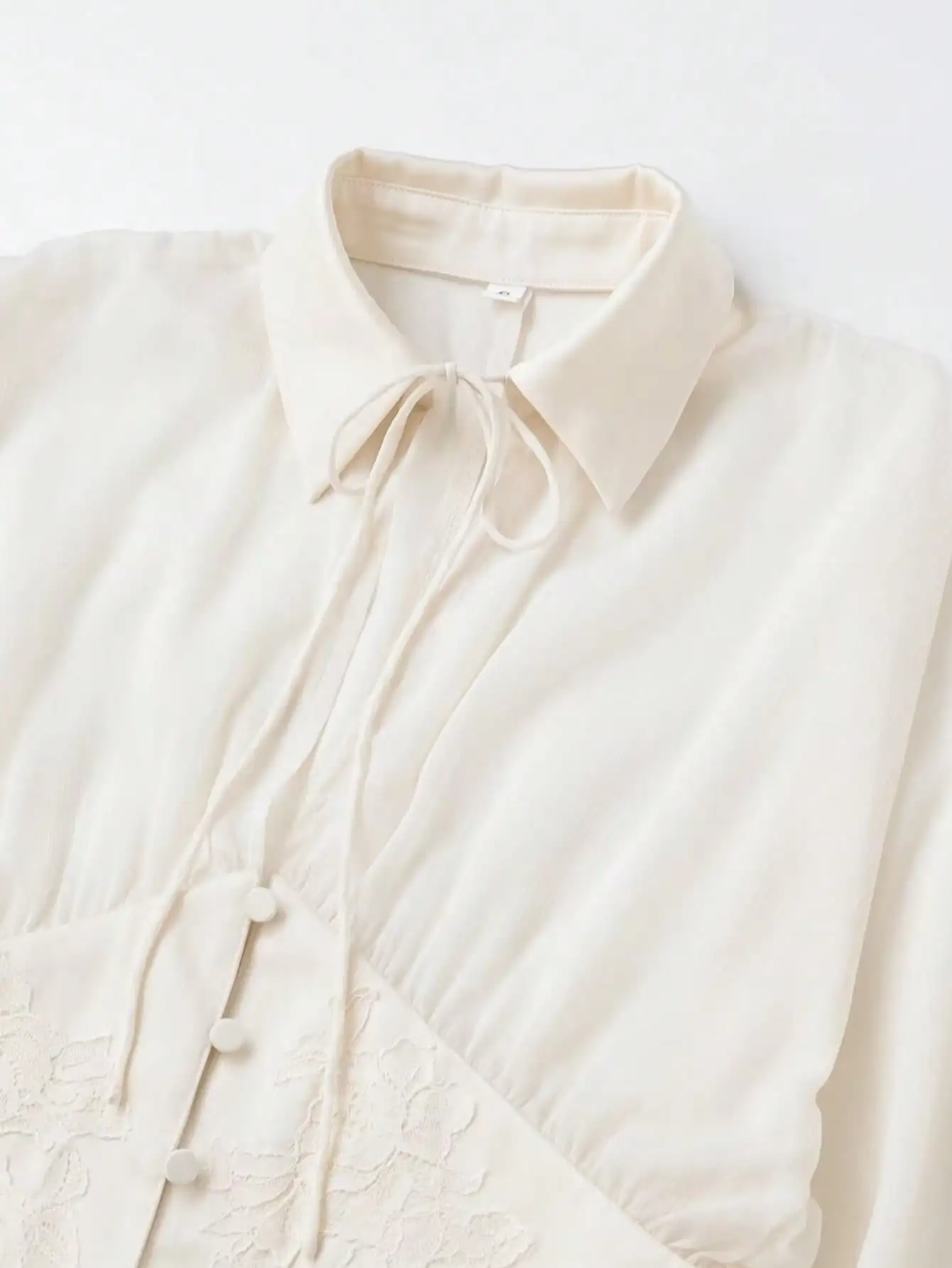 HH Damen-Bluse in Beige, mit gerafftem, transparentem, langem Stoff, Reverskragen, Kordel vorne, Korsettdetail, Knöpfe, lange Ärmel, ausgestellte Manschetten, schicke Oberteile – Detail 4