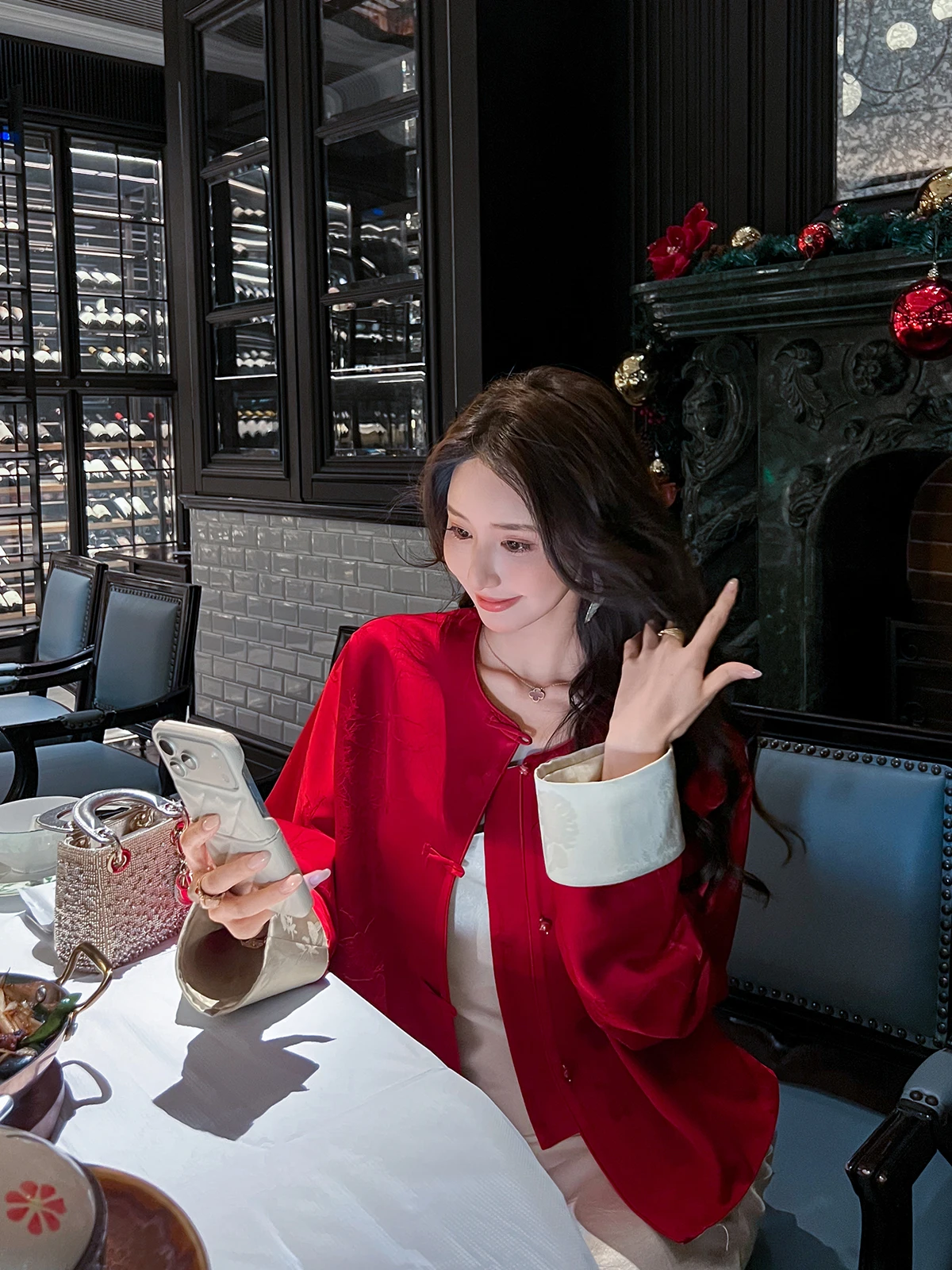 

Красная женская блузка с длинным рукавом из ацетатного полиэстера, свободного кроя, с цветочной вышивкой в китайском стиле, из атласной ткани, для весны и осени, новинка к Новому году