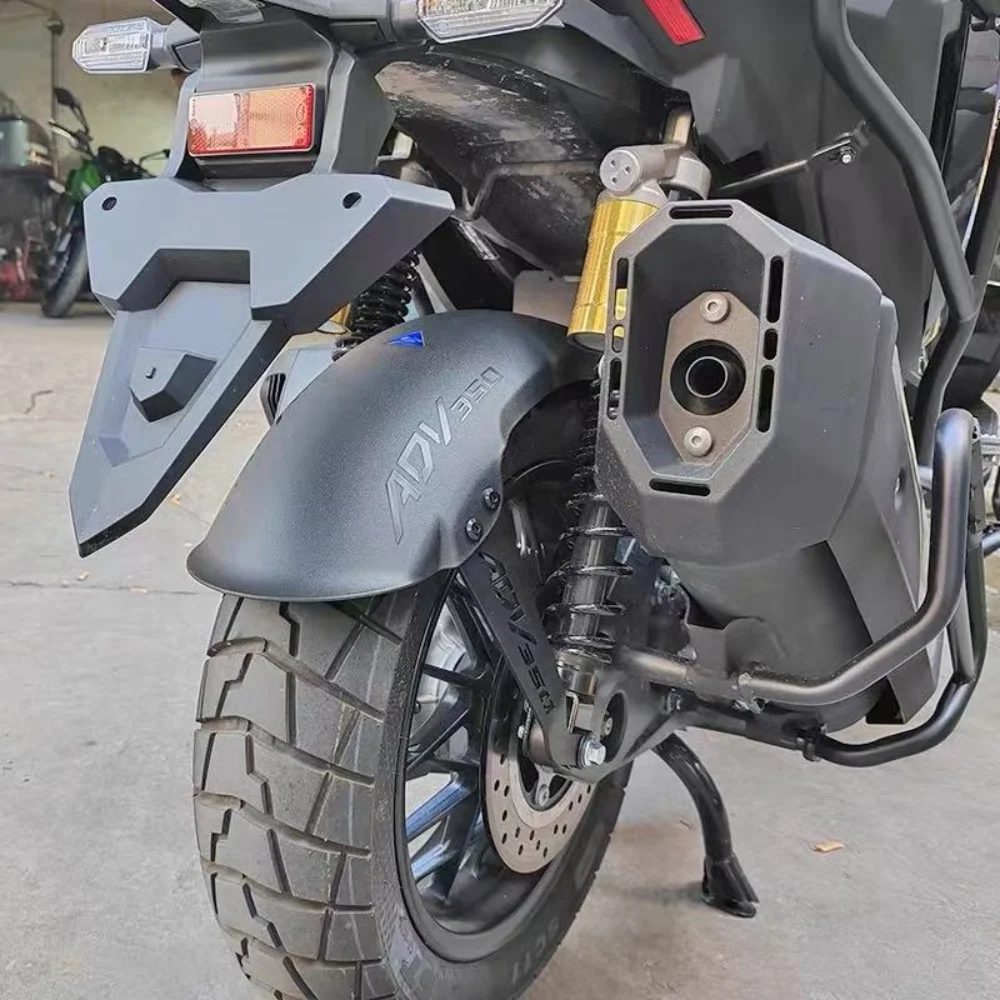 For the modified ADV350, the accessory rear fender SDH350T-A has been lengthened and widened, resulting in a larger mud flap.