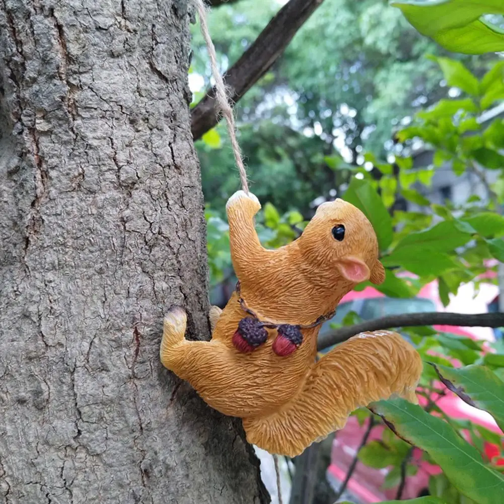 Climbing Statue Tree Hanging Decoration Realistic Climbing Tree Hugger Sculpture For Outdoor Decor Monkey Squirrel Figurine