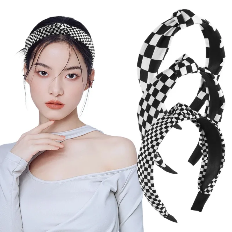 

Клетчатая повязка на голову с узлом для женщин: очаровательный, универсальный, модный, вневременный аксессуар. Стильный головной убор для девушек на каждый день и для повседневных образов.
