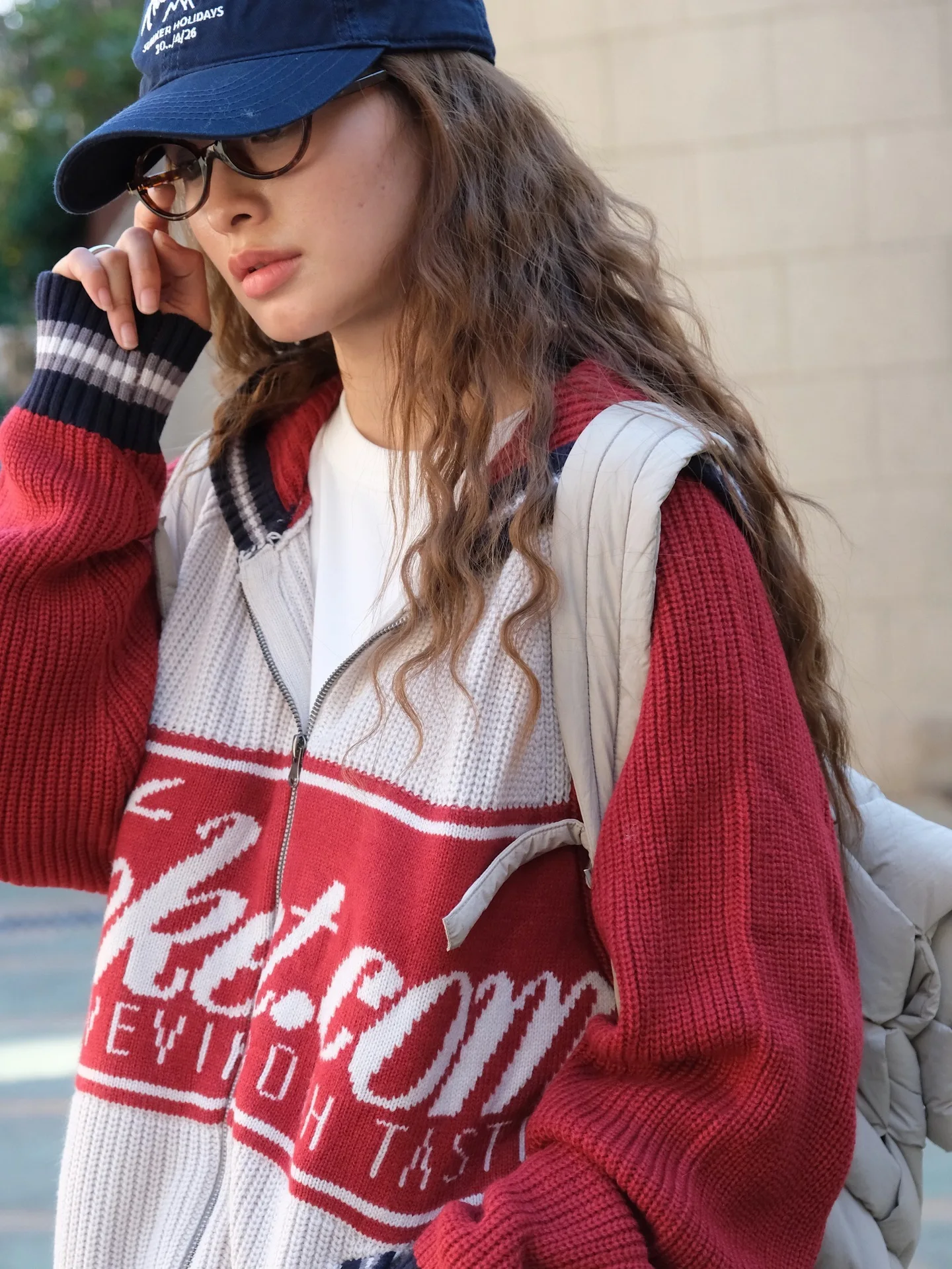 

Женская куртка с капюшоном и контрастными надписями