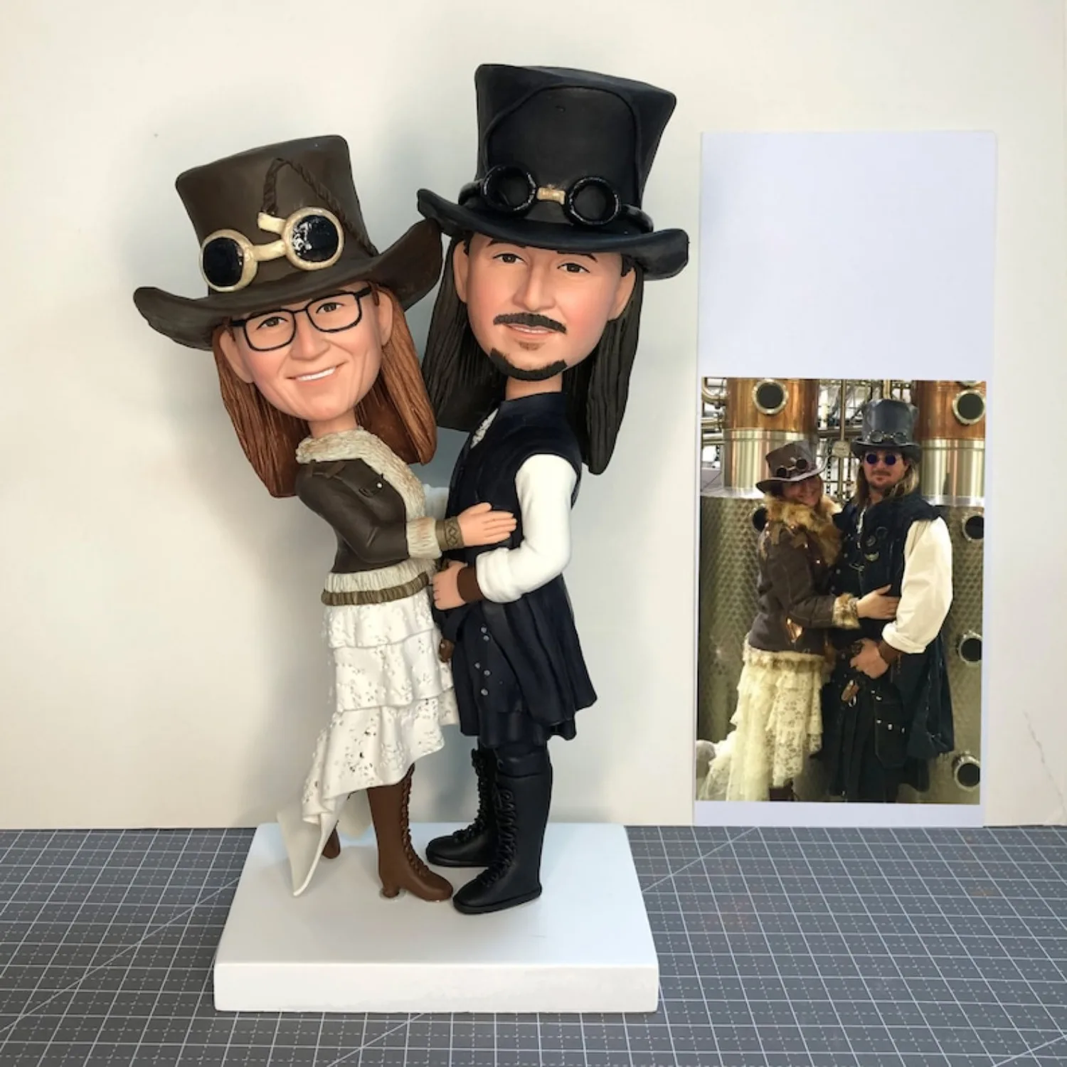 

Custom Top Hat Couple Bobblehead Anniversary Wedding Couple Figurine Personalized Handmade Full Body Clay Keepsake Gift Art Set