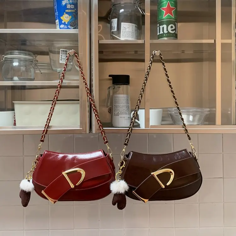 

Модная маленькая квадратная сумка 2026 года в корейском стиле для женщин, высококачественная нишевая модель с фактурной поверхностью, простая повседневная портативная сумка через плечо