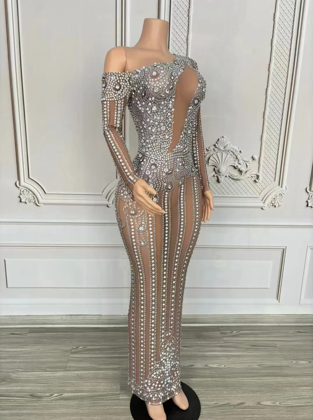 Schräge Schulter, roter Teppich, Laufsteg, Strass, Bühne, durchsichtig, sexy Kleid, hautfarben, langer Rock
