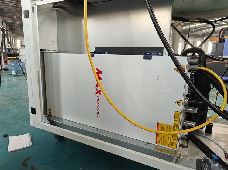 Hot Sale 6000w CW Laser Rust Removal Cleaning Machine Handheld Metal Cleaning Laser Tools 6kw Laser Cleaning Machine Water-cool